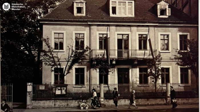 historische Fotografie mit Außenansicht der Bibliothek Neustadt