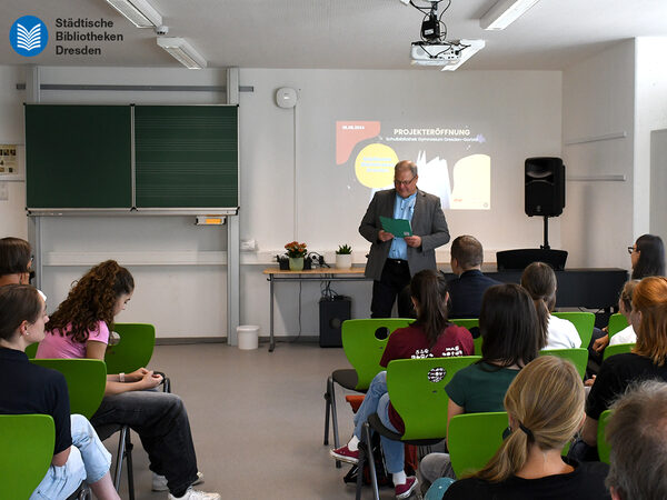 Eröffnung Schulbibliothek Gymnasium Gorbitz_Schulleitung_Mueller.jpg