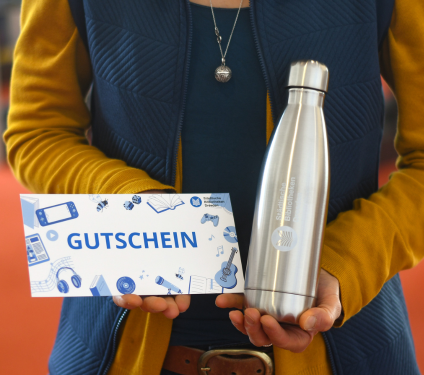 Frau mit Gutscheindruck und Flasche