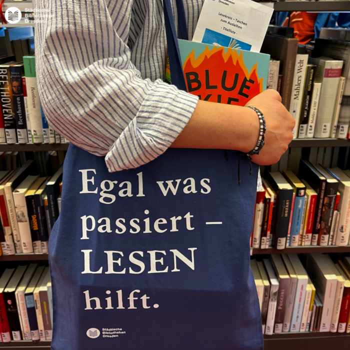 Beutel mit Büchern und einer Frau