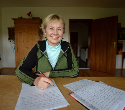 Frau mit Stift und Papier